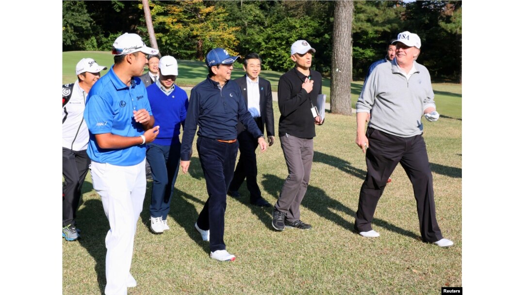 Trump (direita) conversa com Abe (quarto à direita) e o golfista profissional Hideki Matsuyam (esquerda) no Kasumigaseki Country Club