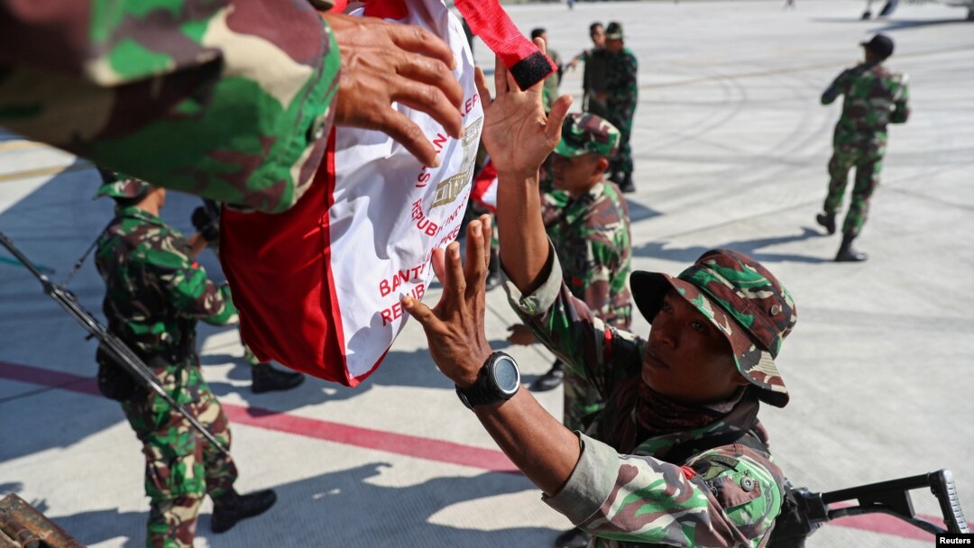 Soldiers unload relief supplies from a military aircraft for earthquake and tsunami victims at Mutiara Sis Al Jufri Airport in Palu, central Sulawesi, Indonesia, Oct. 3, 2018.