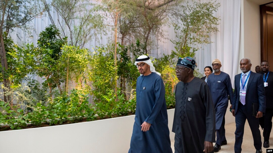 Shugaban Hadaddiyar Daular Larabawa Sheikh Mohamed bin Zayed Al Nahyan Da Shugaban Najeriya Bola Ahmed Tinubu, ya yin da suka tattauna a gefen taron sauyin yanayi COP28 Dubai