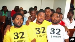 Dionisio Gonçalves Casimiro "Carbono", Francisco Jamba "Kassaluka", Afonso Matias, Bernardo António Pascoal e Alexandre Dias Santos, no tribunal de polícia de Luanda onde foram condenadoa a três meses de prisão por ofensas corporais e desobediência à aut