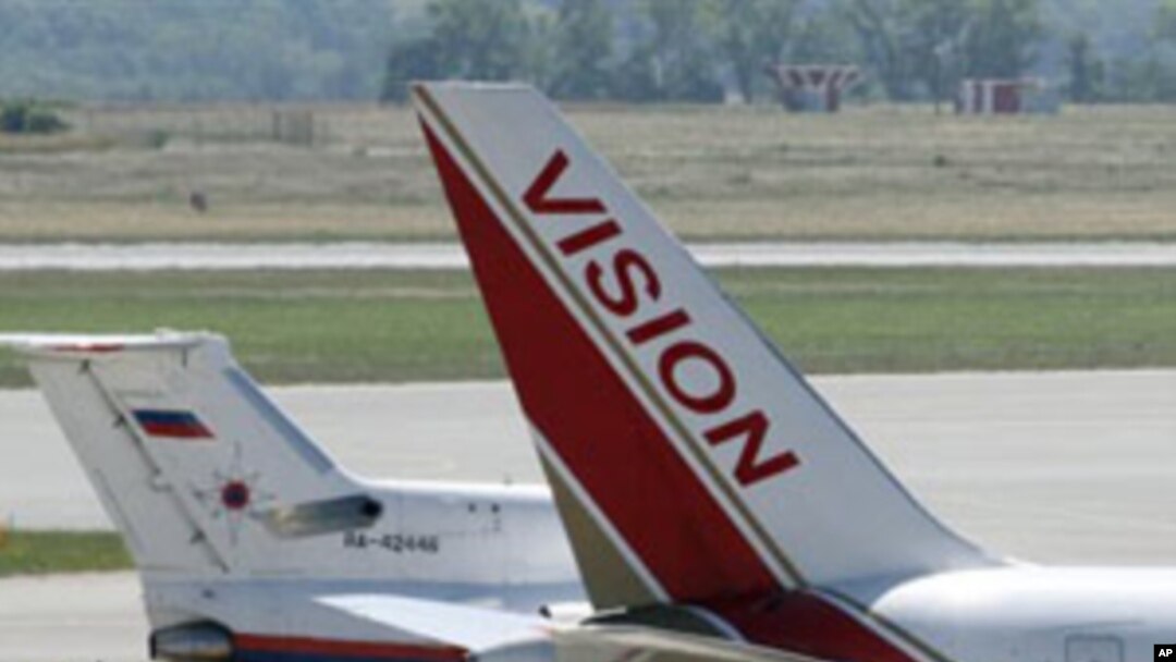 A U.S., front, and a Russian plane, rear, believed to be carrying candidates for a 14-person spy swap as part of the largest spy swap since the Cold War have parked on the tarmac at Vienna's Schwechat airport, (File)