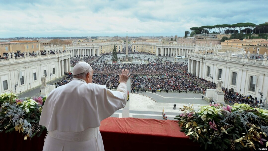 El papa Francisco este lunes 25 de diciembre durante la tradicional celebración de Navidad en la Plaza de San Pedro. 