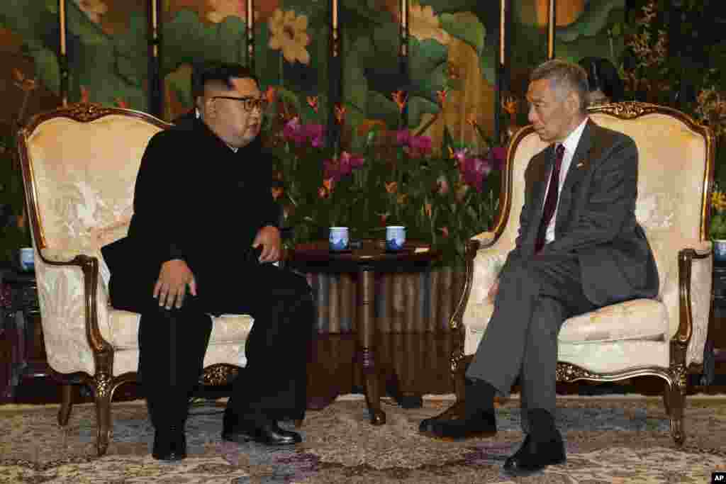 Shugaban kasar Koriya ta Arewa ya gana da Firai Ministan Singapore Lee Hsien Loong a fadar shugaban kasa, June 10, 2018, Singapore.