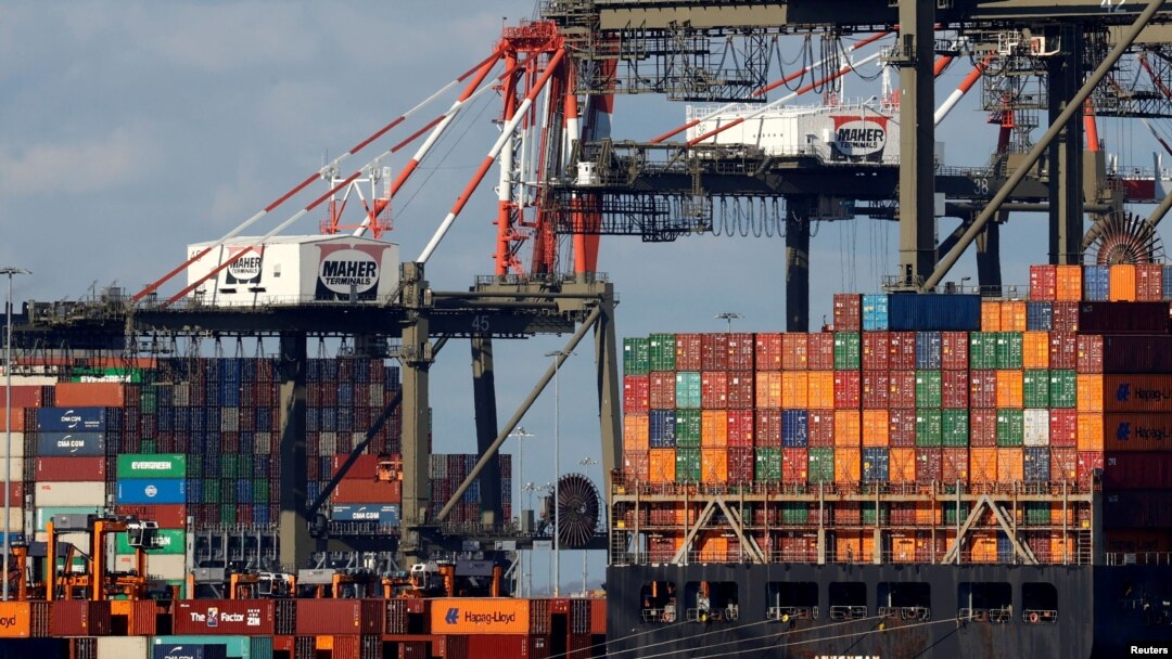 Un barco caragado de contenedores de envío se descarga en un muelle en Port Newark, Nueva Jersey, EE. UU., 19 de noviembre de 2021.
