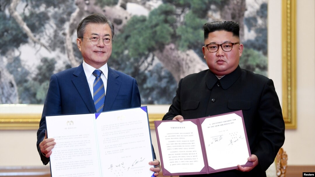 지난해 9월 19일 문재인 한국 대통령과 김정은 북한 국뮈위원장이 평양 백화원 영빈관에서 평양공동선언서에 서명한 후 선언문을 펼쳐보이고 있다. 사진 출처=평양사진공동취재단