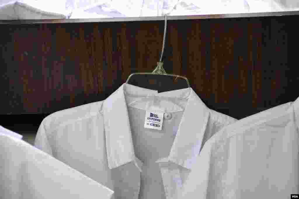 Los uniformes escolares que compran los cubanos para sus parientes en la isla son fabricados en Hialeah, Miami.