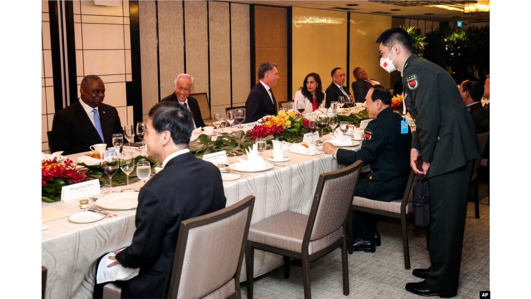 資料照片：美國國防部長奧斯汀與時任中國國防部長魏鳳和在新加坡參加香格里拉對話期間舉行會談。 (2022年6月11日)