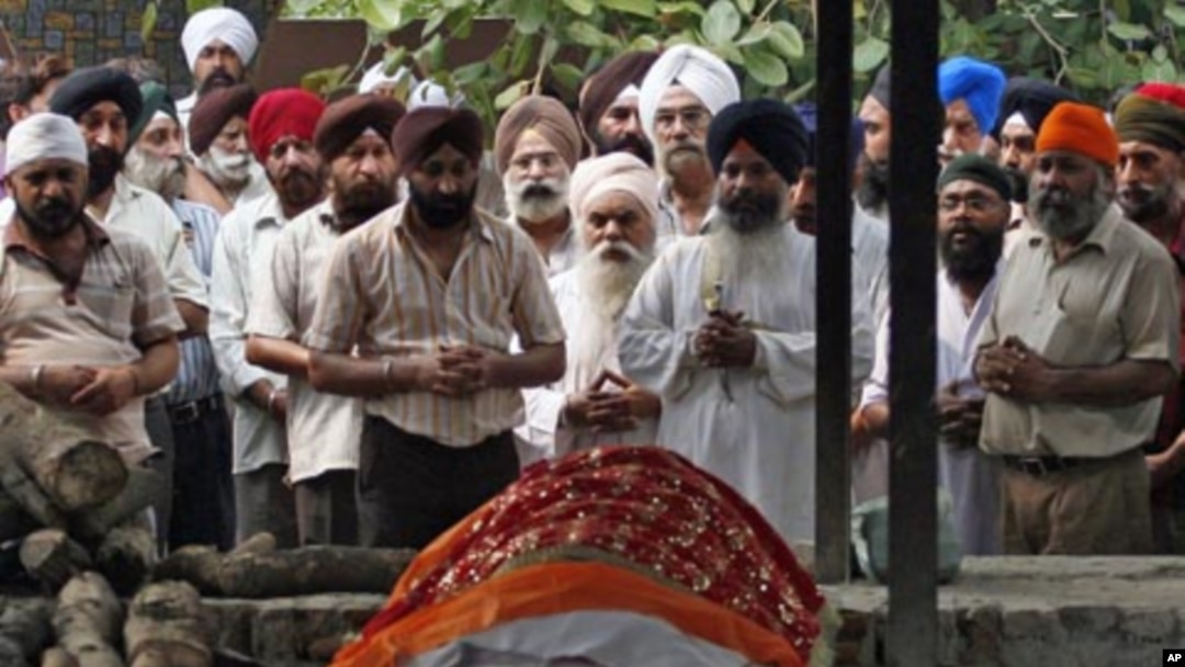 Relatives offer prayers in front of the body of Inder Singh, who was killed during a High Court bombing, in New Delhi, India, September 8, 2011.