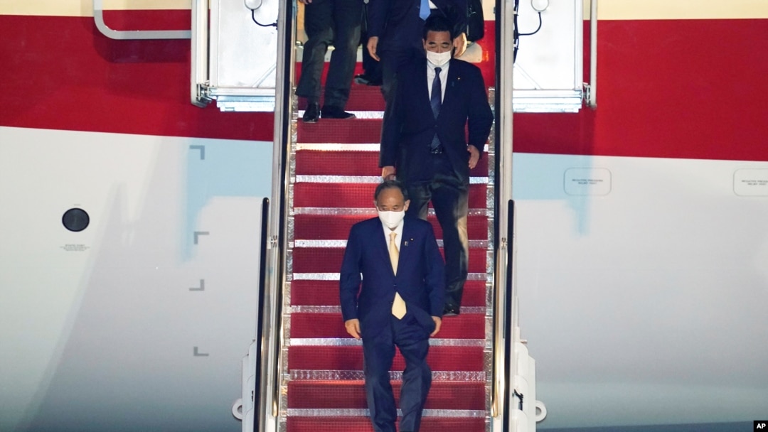스가 요시히데 일본 총리가 15일 미국 워싱턴 인근 앤드류스 공군기지에 도착했다. 스가 총리는 외국 정상으로는 처음으로 조 바이든 미국 대통령과 대면회담을 한다.