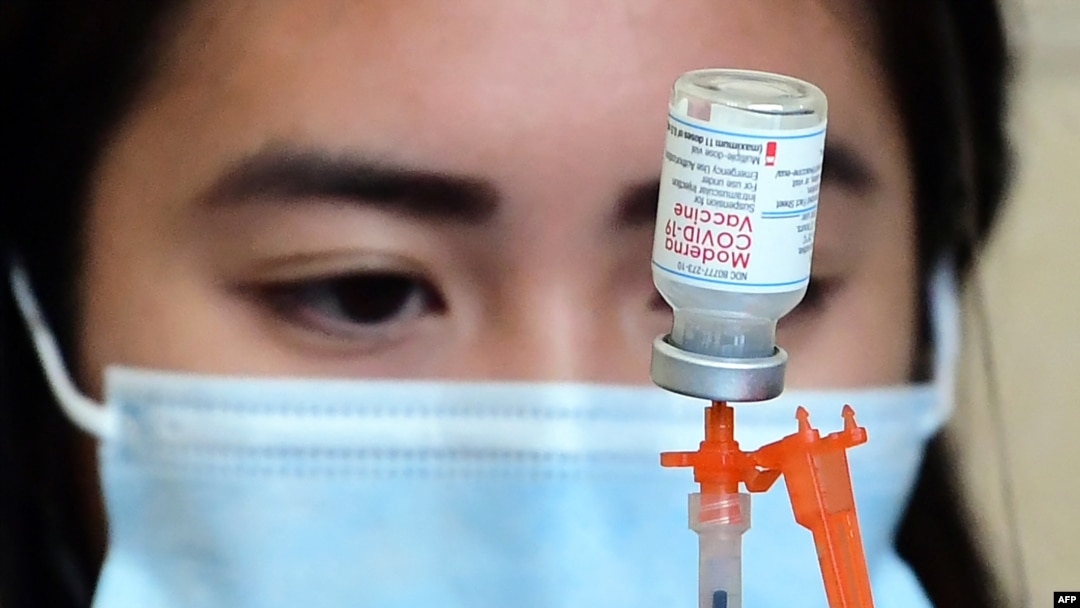 미국 로스앤젤레스 기차역에 마련된 신종 코로나바이러스 백신 접종소에서 관계자가 모더나 백신 접종을 준비하고 있다.
