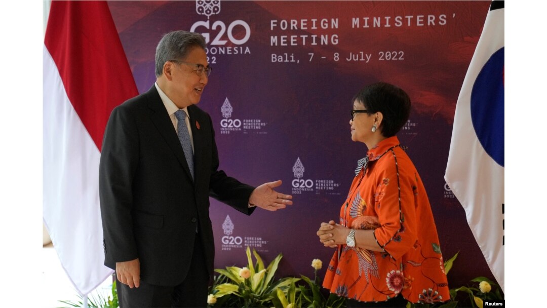 G20 외교장관회의 참석 차 인도네시아 발리를 방문한 박진 한국 외교장관(왼쪽)이 레트노 마르수디 인도네시아 외교장관과 회담했다.