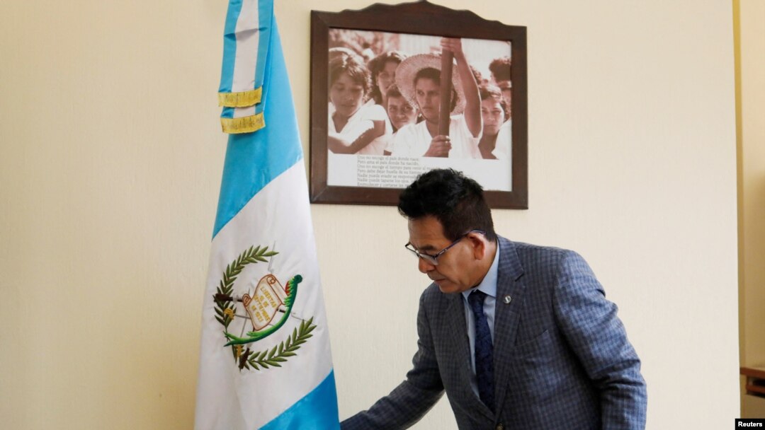 Miguel Ángel Gálvez, juez del tribunal de mayor riesgo de Guatemala, posa para una fotografía en su oficina en el piso 14 del imponente edificio judicial en la Ciudad de Guatemala, el 12 de mayo de 2022. 