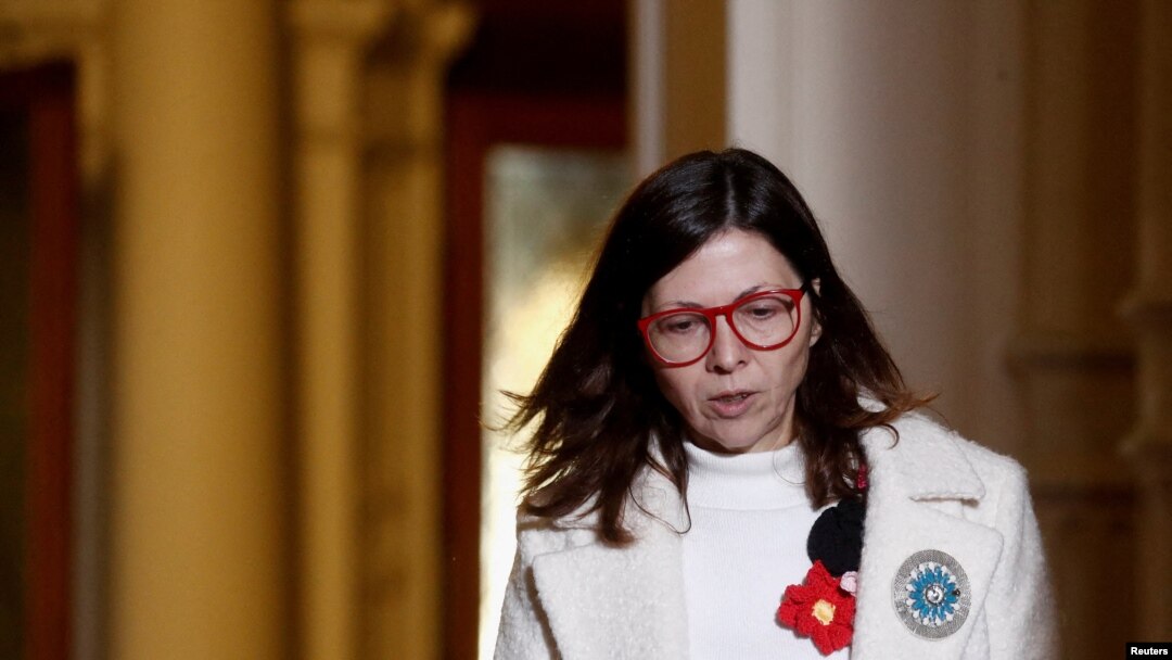 La nueva ministra de Economía de Argentina, Silvina Batakis, llega para hablar con los medios después de prestar juramento en el Palacio Presidencial Casa Rosada, en Buenos Aires, Argentina, el 4 de julio de 2022.
