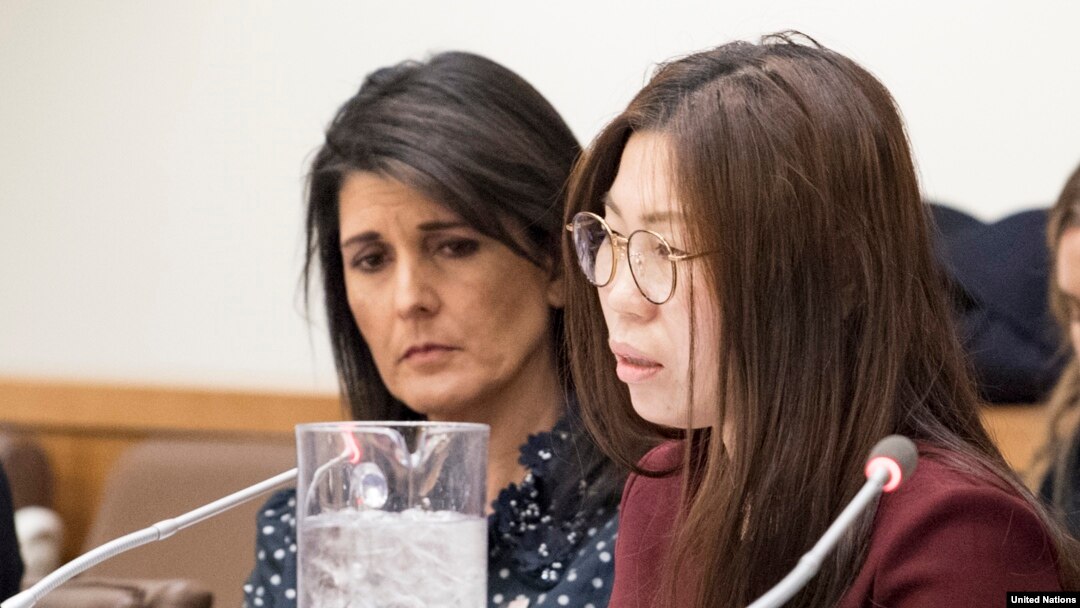 지난달 뉴욕 유엔본부에서 열린 북한 인권 행사에서 탈북자 지현아 씨가 북한에서 겪은 인권 유린 실태를 증언하고 있다. 니키 헤일리 유엔주재 미국대사(왼쪽)도 지 씨의 증언을 경청했다.