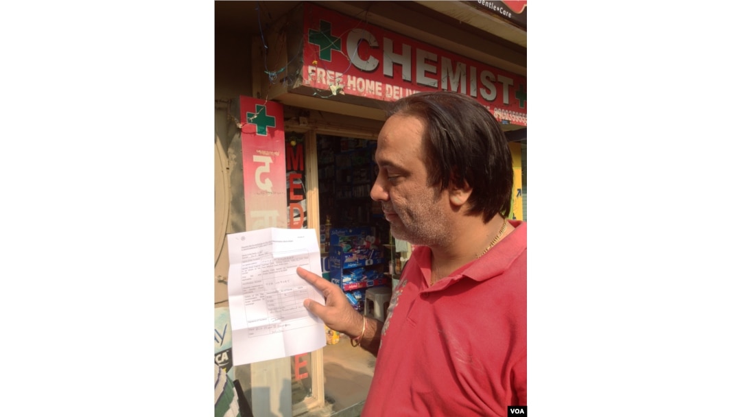 Store owner Ramesh Chhabra says he does not mind the inconvenience involved in the switchover to new notes if it will clean up the system. (A. Pasricha/VOA)