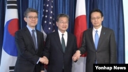 南韓特別代表金烘均(左)、美國北韓政策代表尹汝尚(中)與日本外務省亞洲與大洋洲事務局總幹事金杉憲治(右)2017年2月27日在美國華盛頓會晤