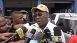 Mwenyekiti wa Chama kikuu cha upinzani CHADEMA Freeman Mbowe alipokuwa akizungumza na waandishi wa habari kabla ya kukamatwa . Picha na VOA 