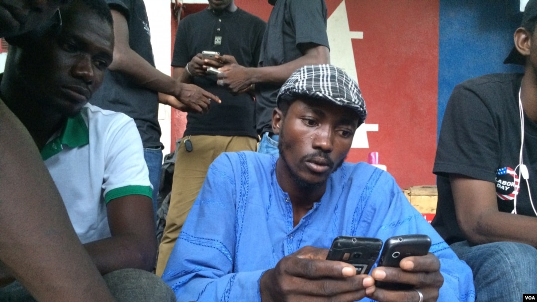 A "downloader" on the street in Bamako (VOA/K. Höije).
