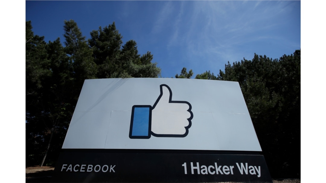 El logo de Facebook en un cartel en la sede de la empresa en Menlo Park, California, el martes 14 de abril de 2020.