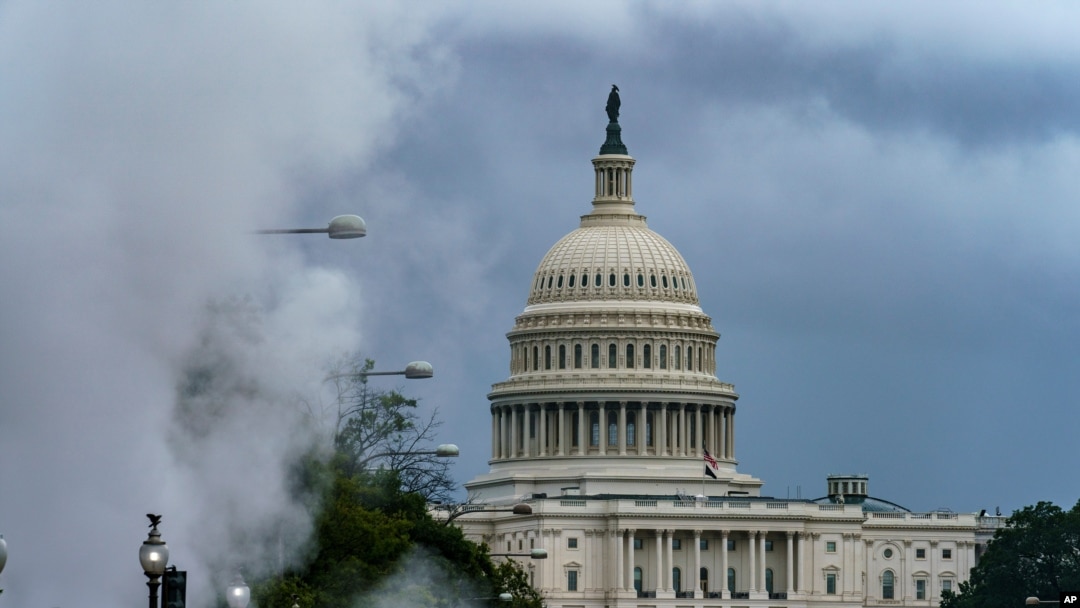 El Capitolio de EE.UU. se aprecia en medio de nubes de vapor de un área de construcción en la Avenida Pennsylvania en Washington. 10 de septiembre de 2020