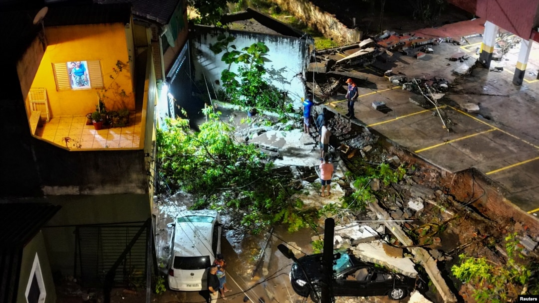 Destrozos causados por inundaciones súbitas después de lluvias intensas en Vila Madalena, Sao Paulo, Brasil el 24 de enero de 2025.
