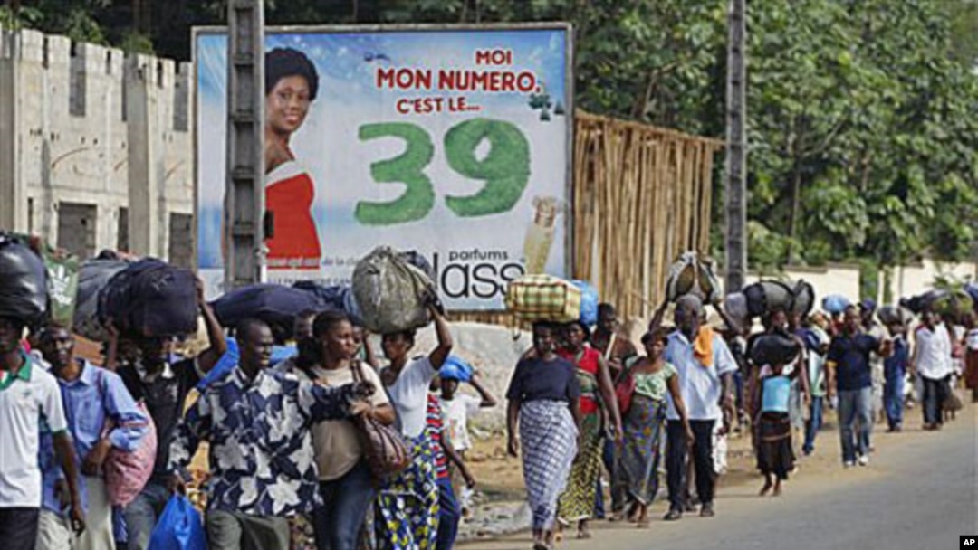 Wasu 'yan gudun hijiran rikicin Ivory Coast kenan dauke da 'yan kayakinsu.
