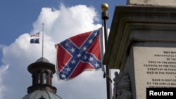 La bandera confederada ondea en el edificio de la Cámara de Representantes de Carolina del Sur. 