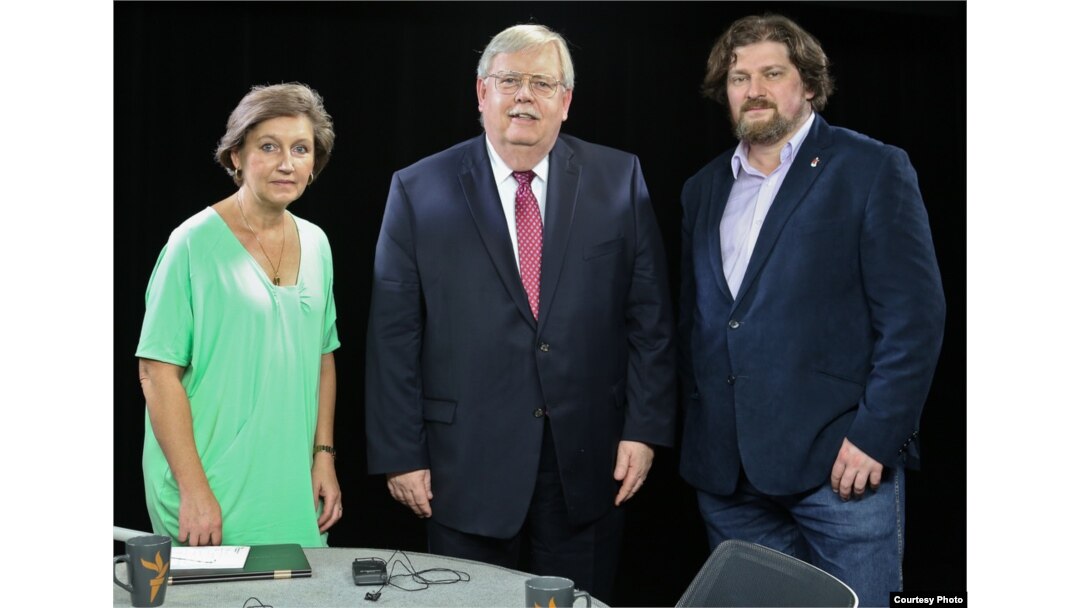 U.S. Ambassador to Russia John Tefft, center, with VOA Russian Service's Danila Galperovich and Radio Free Europe/Radio Liberty’s Irina Lagunina, left, June 27, 2016. (U.S. Embassy photo)