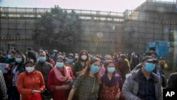 Watu wazima wakisubiri watoto wanaopata chanjo ya Pfizer ya Covid 19, Kathmandu, Nepal, Nov 23, 2021. Picha ya AP