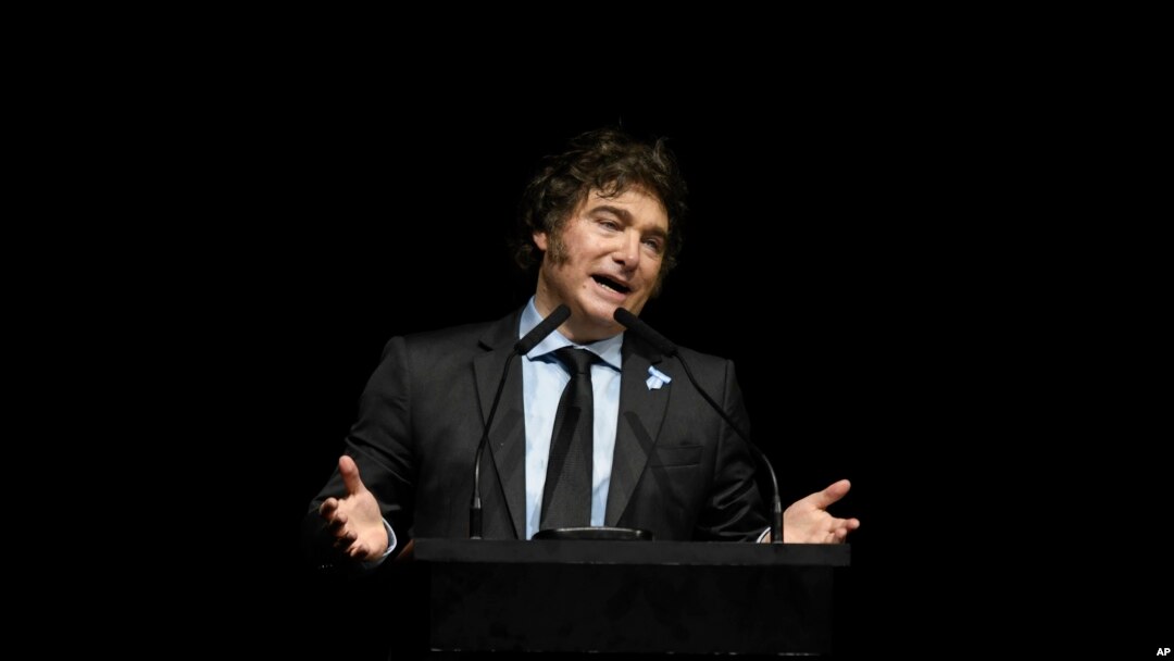 El presidente argentino Javier Milei se dirige a la multitud en un evento promocional de su nuevo libro en Buenos Aires, Argentina, el miércoles 22 de mayo de 2024.