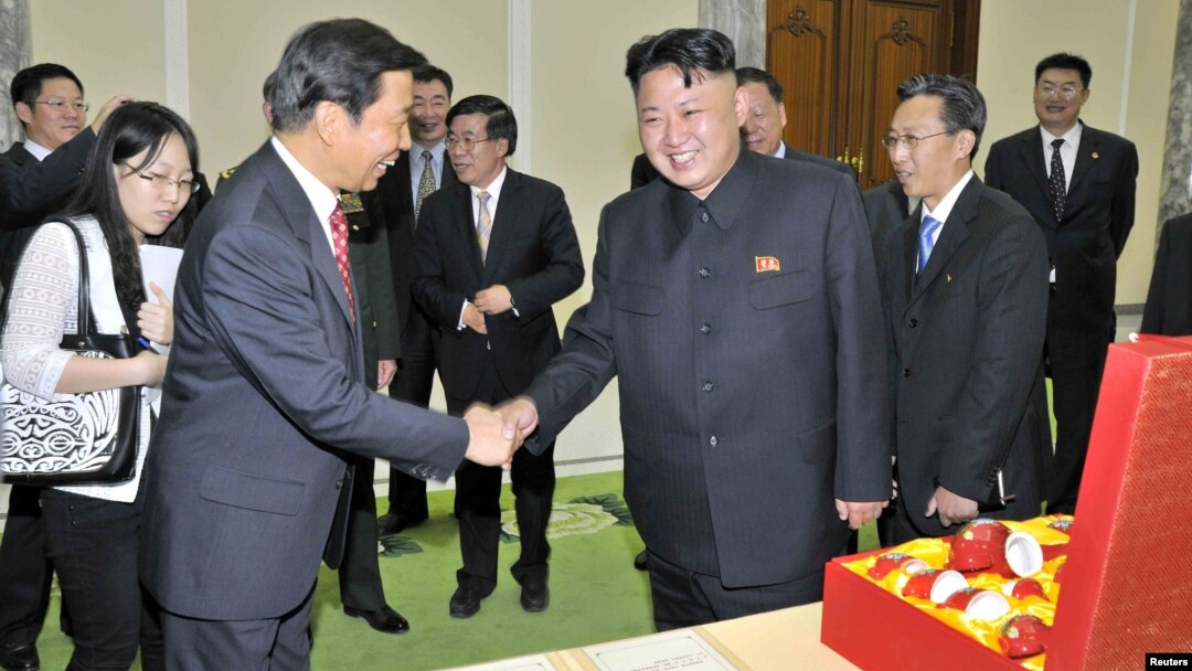 지난해 7월 한국전 정전 60주년 기념 '전승절' 행사 참석차 방북한 리위안차오 중국 국가부주석(왼쪽)이 김정은 북한 국방위원회 제1위원장과 만나 악수하고 있다.
