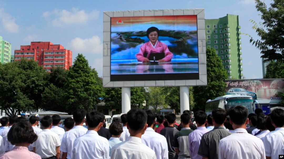북한 조선중앙TV는 4일 대륙간탄도미사일(ICBM) '화성-14형' 시험발사 성공했다고 발표했다. 평양 주민들이 조선중앙TV 아나운서의 성공발표를 대형 스크린으로 시청하고 있다. 