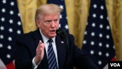 El presidente Donald Trump responde preguntas de reporteros en la Casa Blanca el jueves, 30 de abril de 2020.