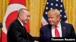 El presidente de EE. UU., Donald Trump, saluda al presidente turco, Recep Tayyip Erdoğan, en una visita del mandatario turco a Washington en noviembre de 2019.