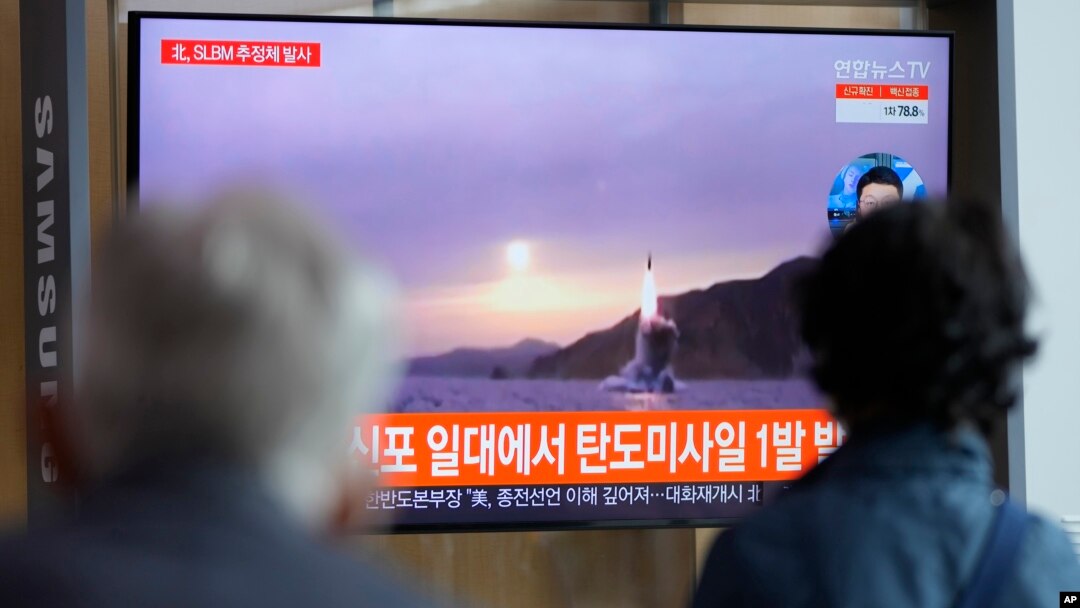 19일 한국 서울역에 설치된 TV에서 북한의 미사일 발사 관련 뉴스가 나오고 있다.