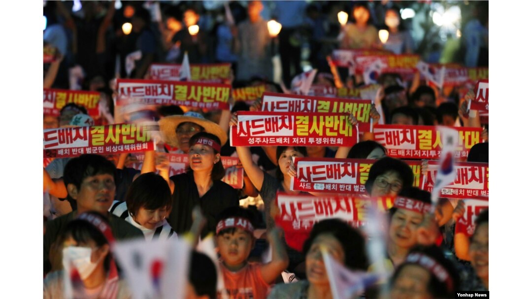 18일 오후 경북 성주 군민들이 성주군청 앞에서 사드배치 철회를 요구하는 촛불 집회를 열었다.