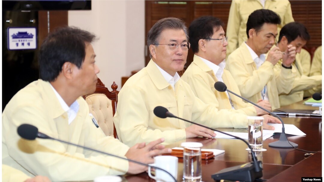 문재인(가운데) 대통령이 24일 청와대 여민관에서 수석· 보좌관회의를 주재하고 있다. 왼쪽부터 임종석 청와대 비서실장, 문대통령, 정의용 국가안보실장.
