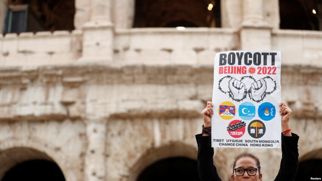 Un manifestante durante la reciente cumbre del G20 en Roma porta un cartel que pide boicot a los Juegos Olímpicos de Invierno de febrero próximo. 