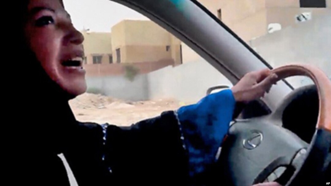 Wata mace tana tuka mot a kasar Saudiya.