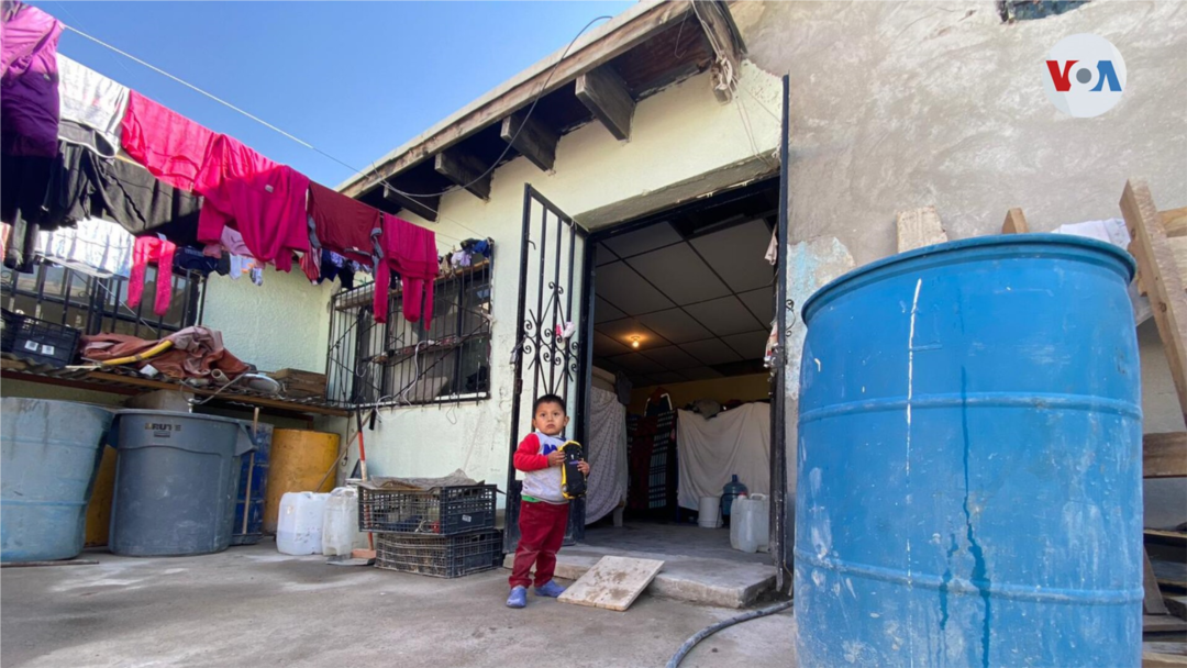 Niños con sus padres aguardan para pasar a EE.UU., en el refugio El Buen Samaritano, en Ciudad Juárez, México. [Foto: Celia Mendoza]