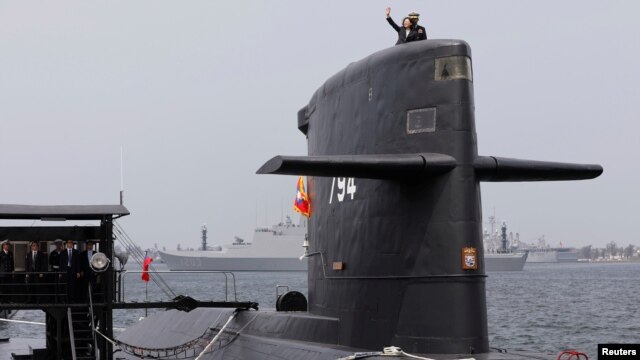 台灣總統蔡英文2017年3月21日在高雄海軍基地的一艘潛艇上揮手。