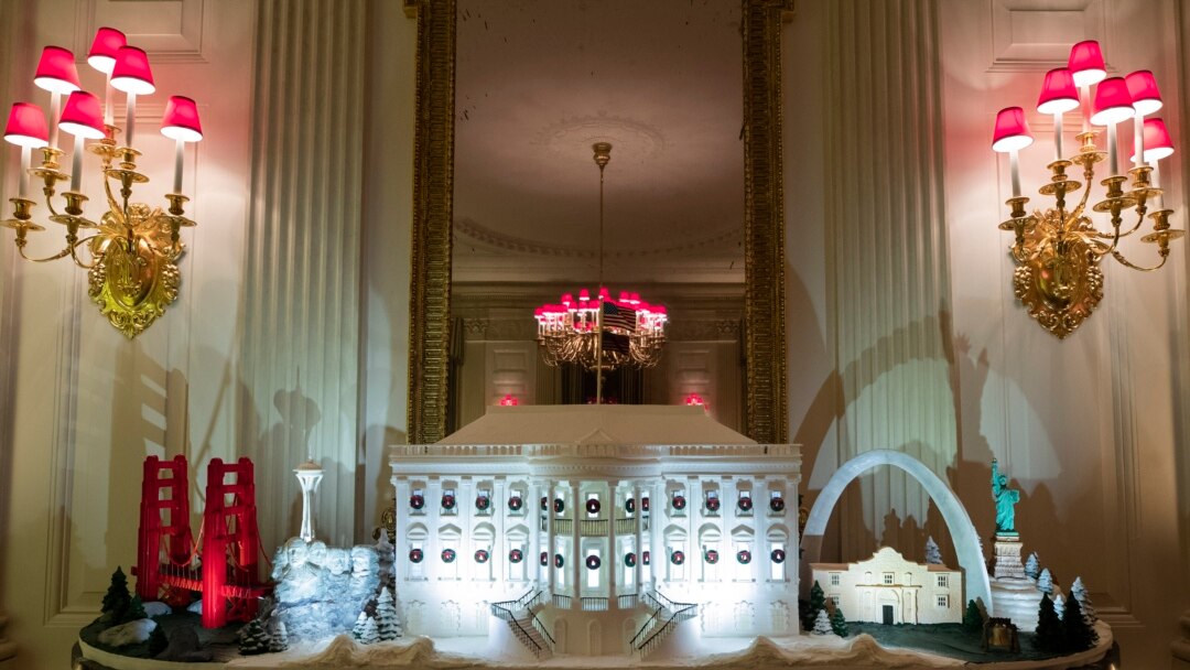 La Casa Blanca hecha de pan de jengibre también presenta hitos de todo el país en el State Dinning Room durante la vista previa de la exhibición de Navidad de 2019 en la Casa Blanca, el lunes 2 de diciembre de 2019, en Washington. (Foto AP / Alex Brandon).