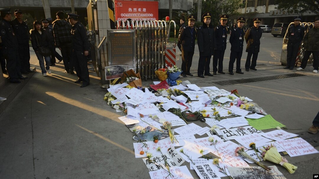 Agentes de segurança chineses em guarda em frente à sede do jornal Southern Weekly, no dia 7 de Janeiro
