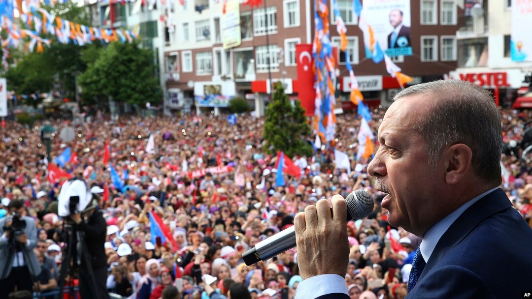 Turkiya Prezidenti Rajab Toyib Erdog'an tarafdorlari davrasida nutq so'zlamoqda, Istanbul, 29-may, 2018-yil.