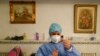 Una doctora prepara una dosis de la vacuna contra el COVID-19 de Sinopharm, durante una campaña de vacunación en una escuela en Caracas, el 3 de septiembre de 2021.