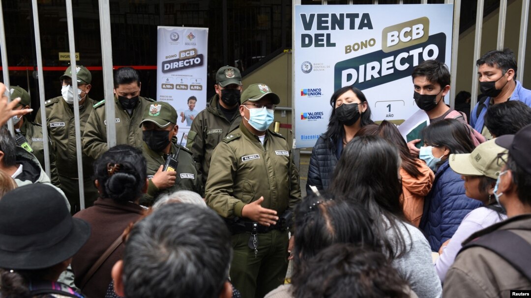 La gente se para fuera del Banco Central de Bolivia para comprar dólares estadounidenses, en La Paz, Bolivia, 7 de marzo de 2023. REUTERS/ Claudia Morales