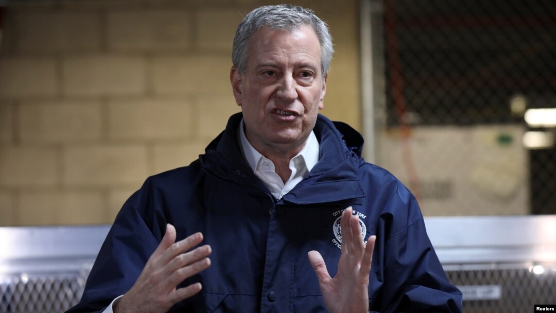 El alcalde de Nueva York, Bill de Blasio, dice que pueden pasar semanas o meses antes de que la ciudad reabra su actividad económica.
