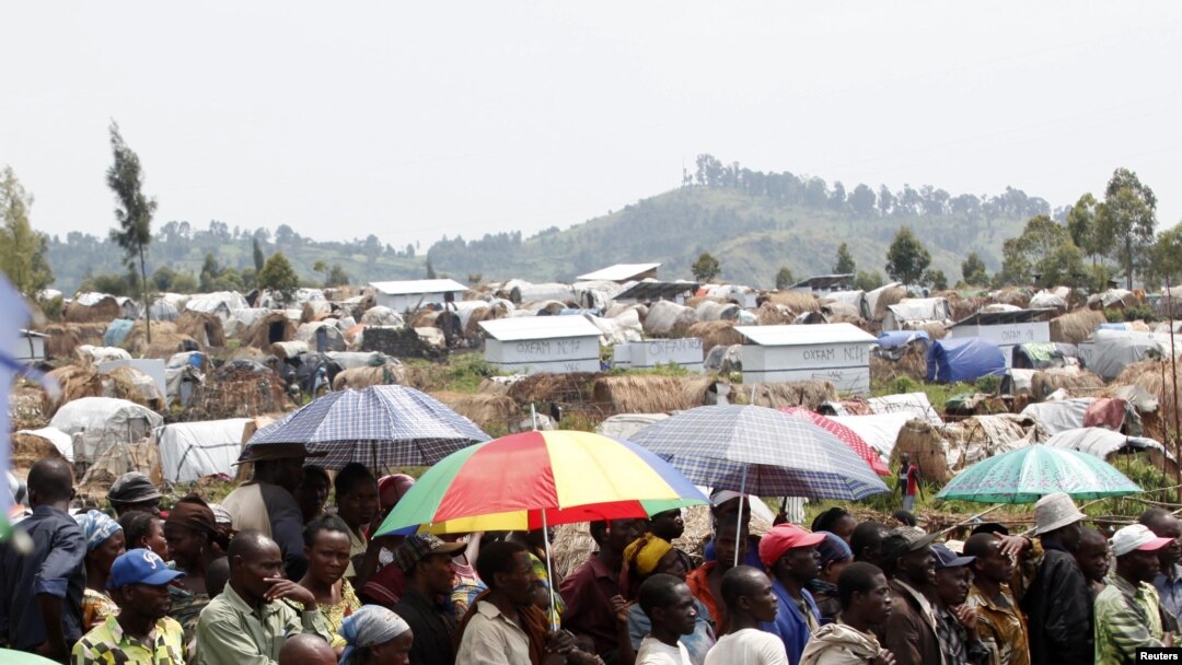 People displaced by recent fighting in eastern Congo wait to receive aid food in Mugunga IDP camp outside of Goma, November 24, 2012. 