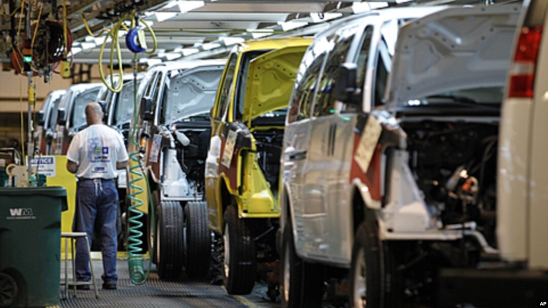一名通用汽車工人11月3日在密蘇里州的廠房裝配汽車部件。