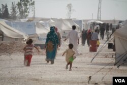 Camps for displaced persons in Syria are notoriously short of food, clean water and health care, with some fleeing urban families saying they prefer to face stigma in villages than endure hardship in camps, in Ain Issa, Syria, Aug. 17, 2017. (H. Murdock/VOA)